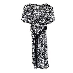 Liz Lange) Maternity black/white scoop neck dress w/ belt. Size S EUC Worn 2x